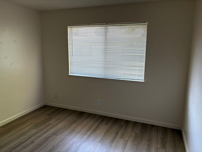 Building Photo - Beautifully maintained 2 bedroom condo