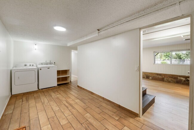 Building Photo - Spacious 5 Bedroom with Huge yard and 3 fireplaces