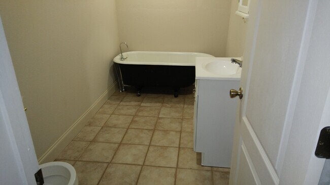 Building Photo - 207 W 4th St