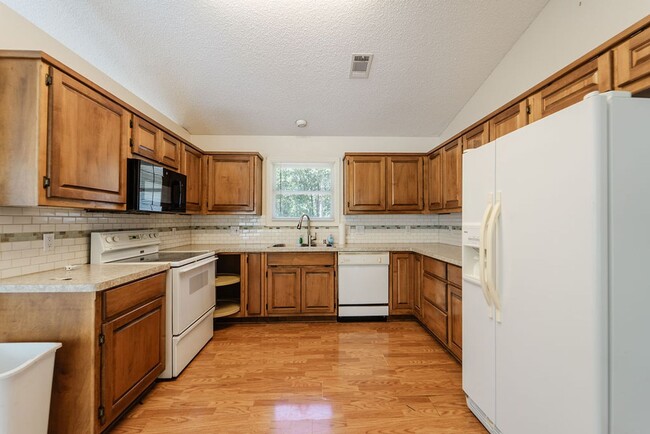 Building Photo - 4 bed, 3 bath, home with privet sunroom off master.