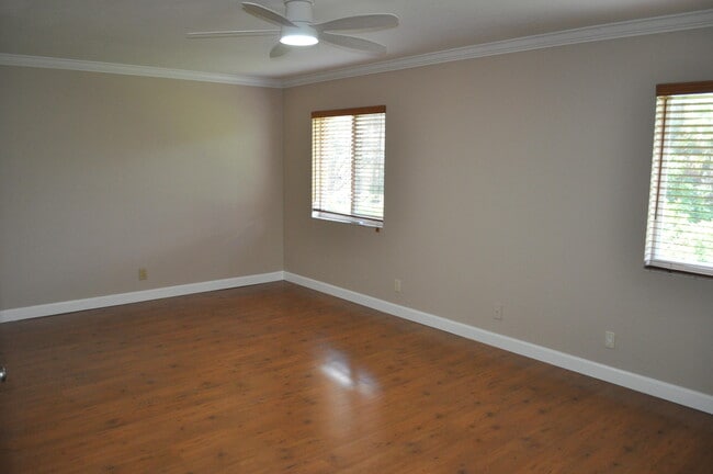 Building Photo - 1402 Maplewood Dr