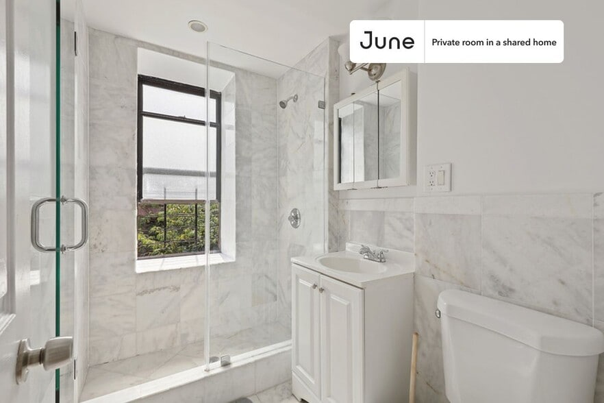 Building Photo - Private bedroom in 3 bed/2 bath Home