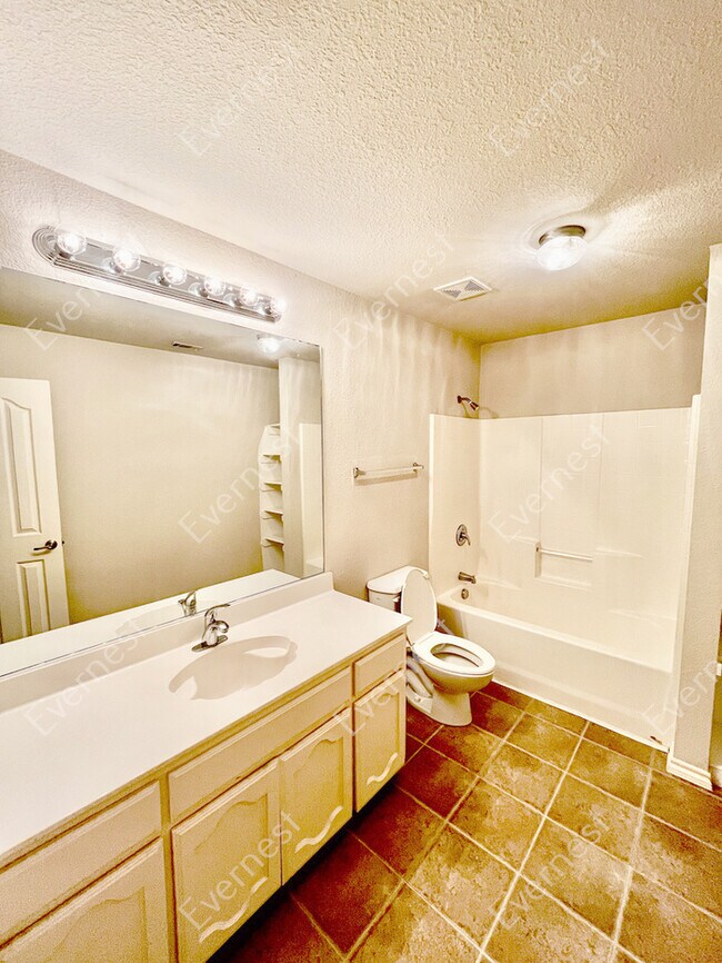 Building Photo - Spacious 3-Bedroom Home with Modern Kitche...