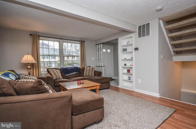 Building Photo - 27 Cross Country Ct