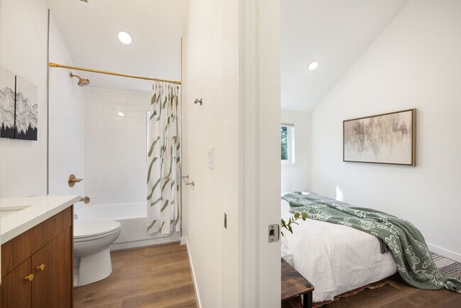 Building Photo - 11520 Roosevelt Way NE