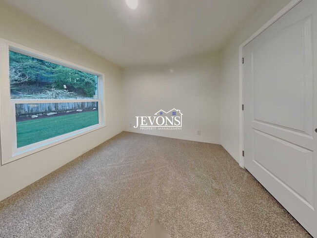 Building Photo - Rent Ready!