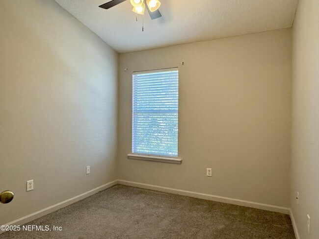 Building Photo - 580 Crystal Way
