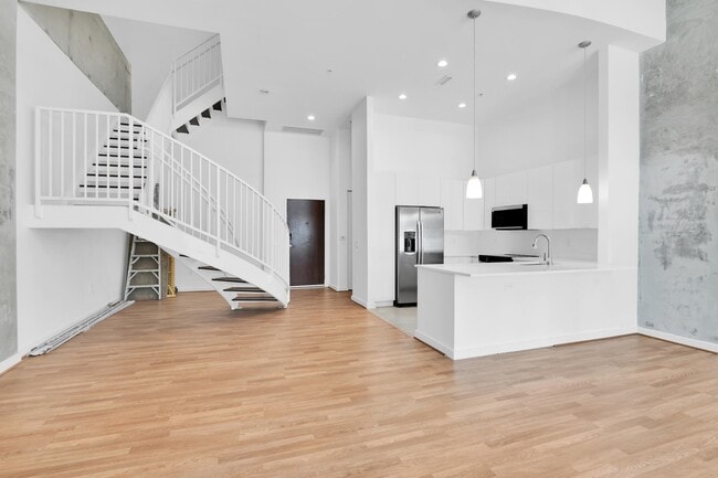 Building Photo - 300 S Australian Ave