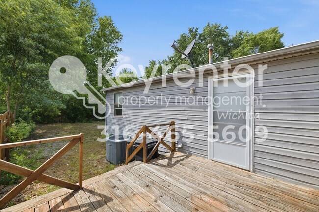 Building Photo - Well maintained 3 bedroom, 3 bath home close to everything you need!