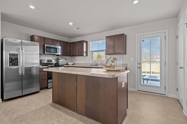 Building Photo - 160 Day Song Ct