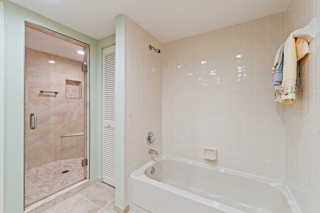 Building Photo - 413 Brackenwood Ln S