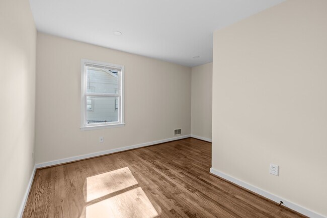 Building Photo - 1153 Linwood St