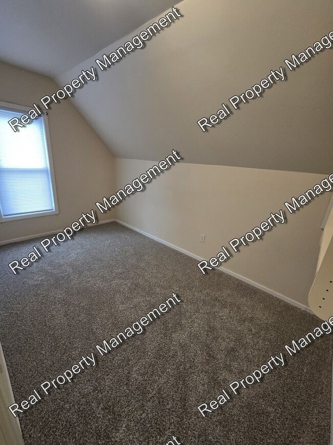 Building Photo - Three Bedroom with Oversized Garage