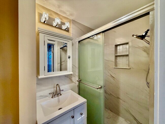 Building Photo - 12 Hall Pl