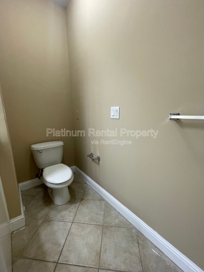 Building Photo - 546 Town Square Way