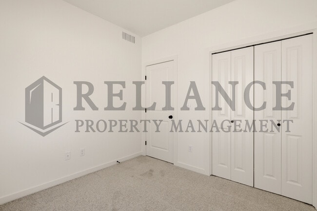 Building Photo - 5240 N Pinecrest Ct