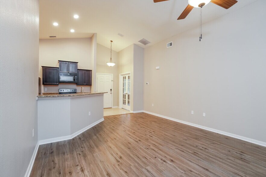 Building Photo - 3340 Ridgeview Dr