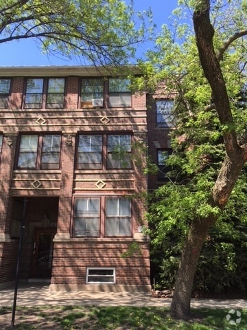 Building Photo - 2206 W Berteau Ave