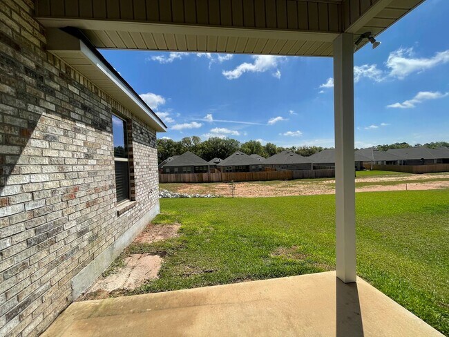 Building Photo - 3 Bedroom, 2 bathroom in Twin Beech Estate...