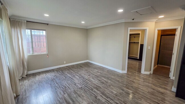Building Photo - 5 Bed 3 Bath House Available Now!