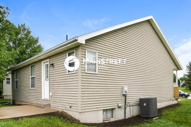 Building Photo - 1016 NE Queens Ct