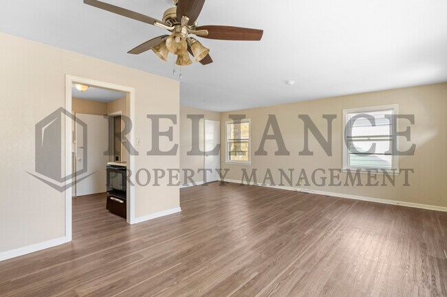 Building Photo - 1701 N Floberta Rd