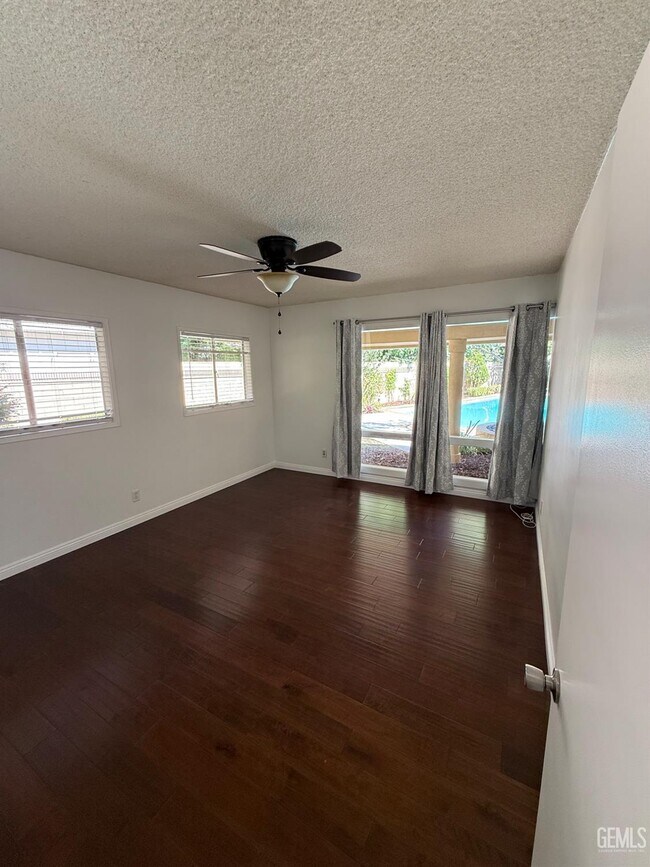 Building Photo - 400 Fairway Dr