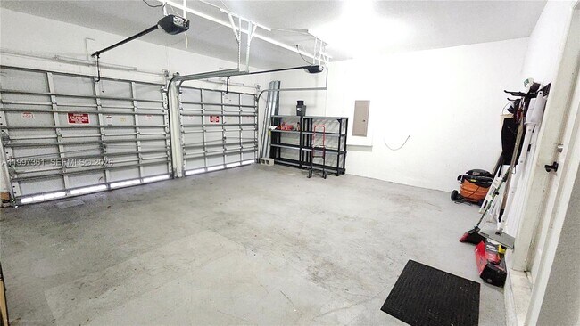 Building Photo - 343 NE 36th Terrace