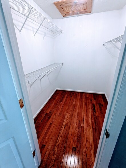 Walk in Closet - 506 Johnstown Dr