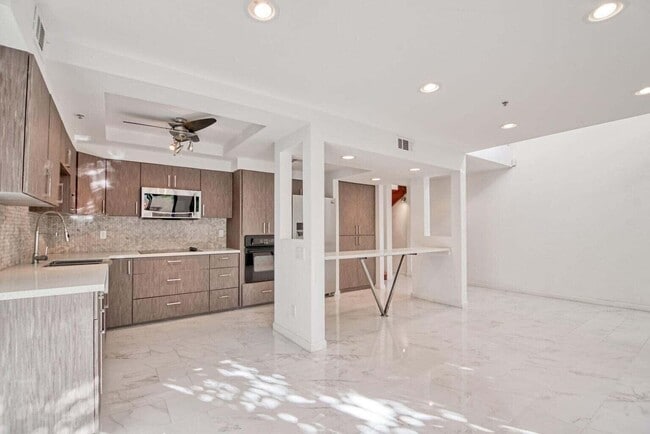 Building Photo - 867 Village Square S