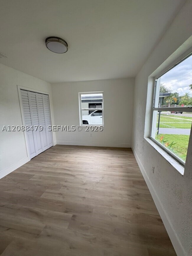 Building Photo - 825 S 28th Ave