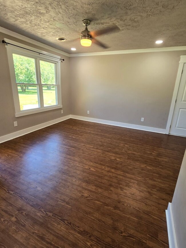 Building Photo - Country Ranch Style Home with attached Gar...