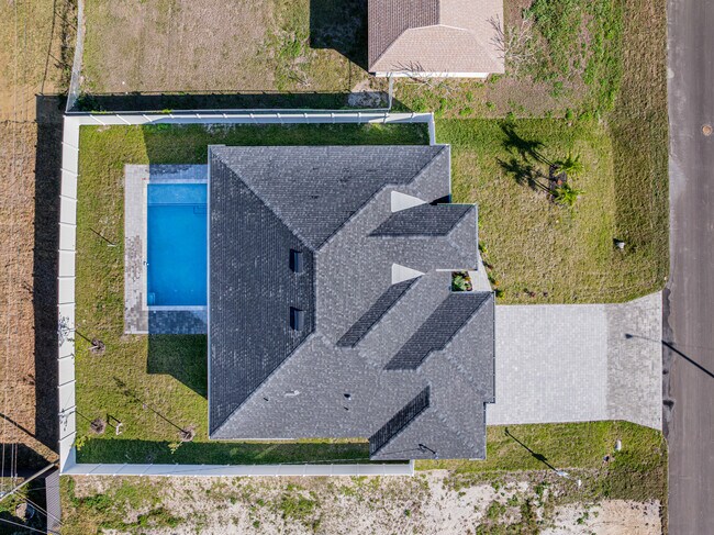 Building Photo - 2014 NE 9th Ave