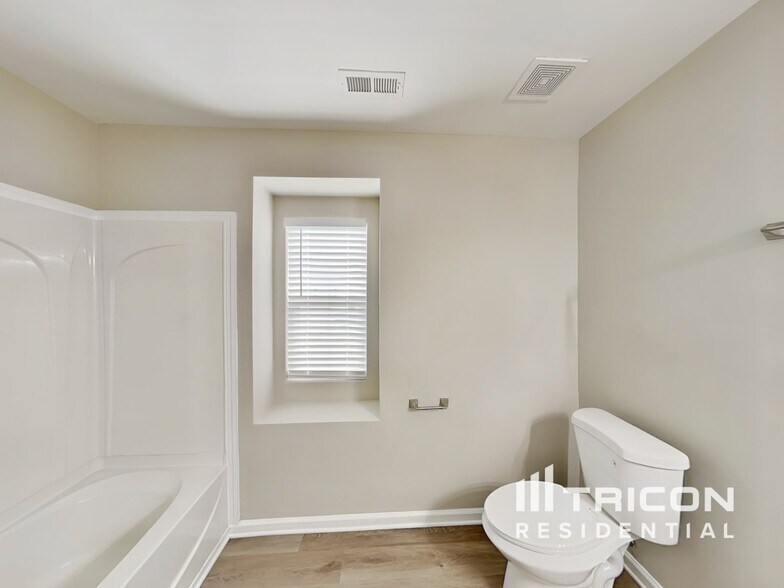 Building Photo - 305 Lameshur Ln
