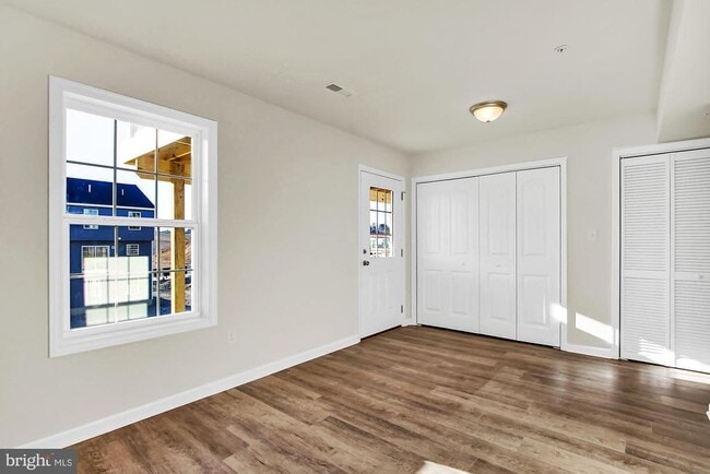 Building Photo - 60 OVERSHOT Ln