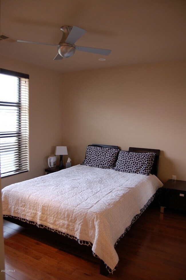 Building Photo - 572 W 5th St