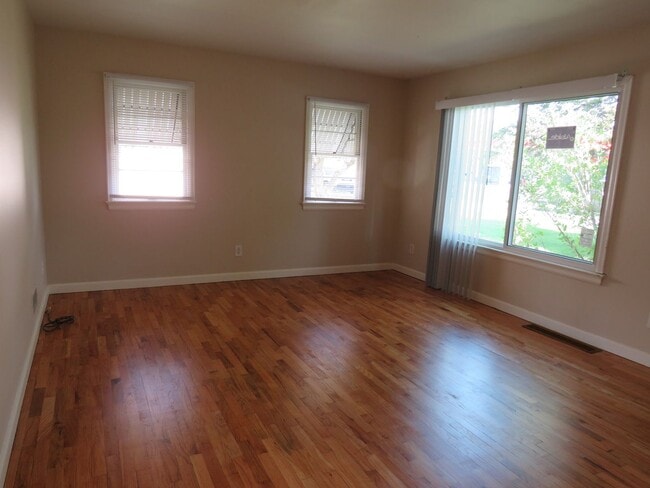 Building Photo - 3 Bedroom / 1.5 Bathroom Home in Convenient Location