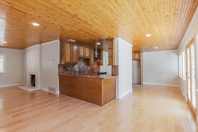 Building Photo - Family Home and In-Law Unit for Rent