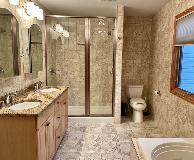 Building Photo - Magnificent 4 Bed / 4.5 Bath Elmhurst Home...