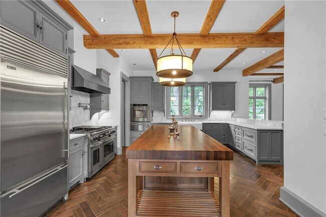 Building Photo - 425 Broadland Rd NW
