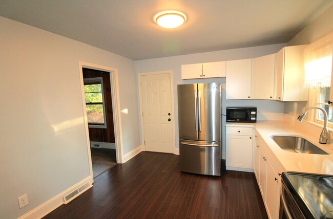 Building Photo - 2 bedroom Ranch with Fenced in Back Yard!!