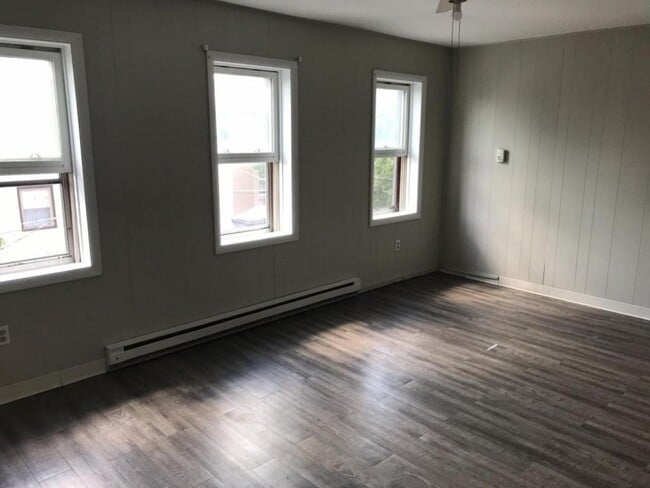 Building Photo - 17 E Louther St