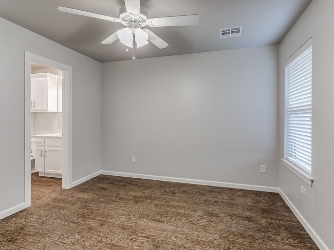 Building Photo - 2 Bedroom 2 Bath 1 Car Garage Duplex - Great location close to the Broadway Extension and 8 minut...