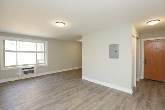 Building Photo - 533 W Surf St
