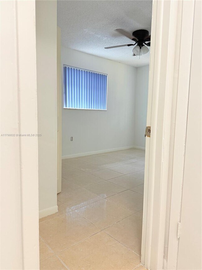 Building Photo - 1130 Kasim St