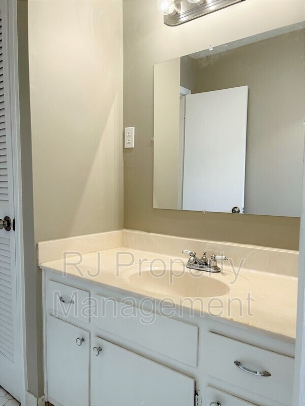 Building Photo - 3553 Clarke Rd