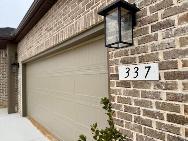 Building Photo - MOVE IN SPECIAL-3 bedroom with study/flex/office/keeping room