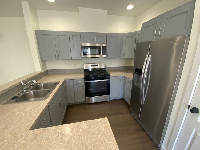 Building Photo - * Gated Community * Newly Remodel 3 bed- 2...