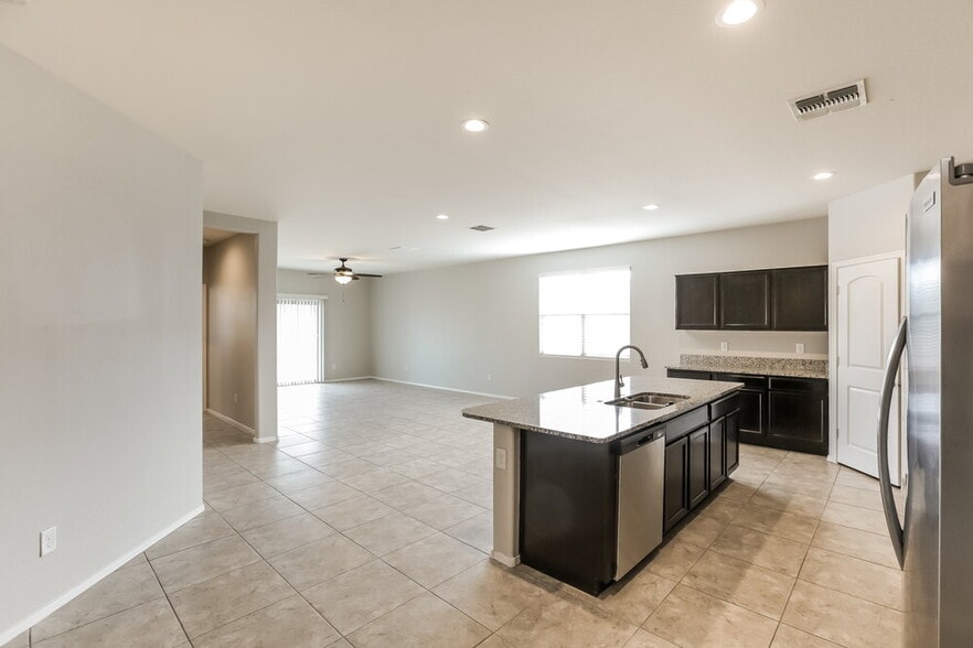Building Photo - 25562 W Desert Dr