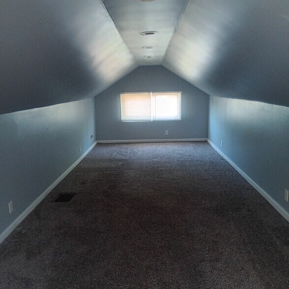 Building Photo - 613 N 39th St